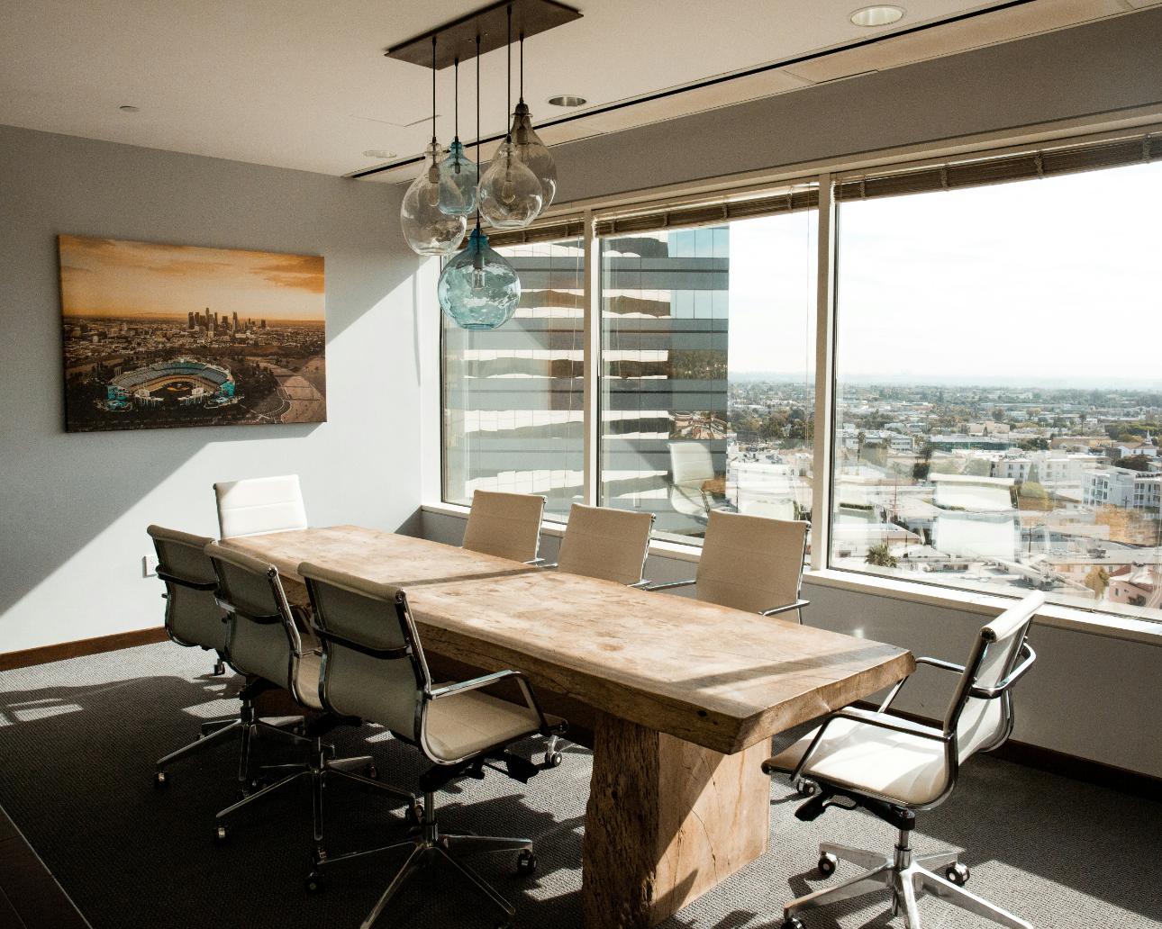 Sala de reuniones con mesa de madera