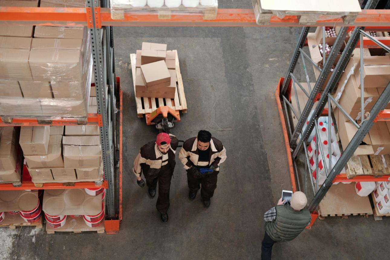 Trabajadores en una nave con cajas