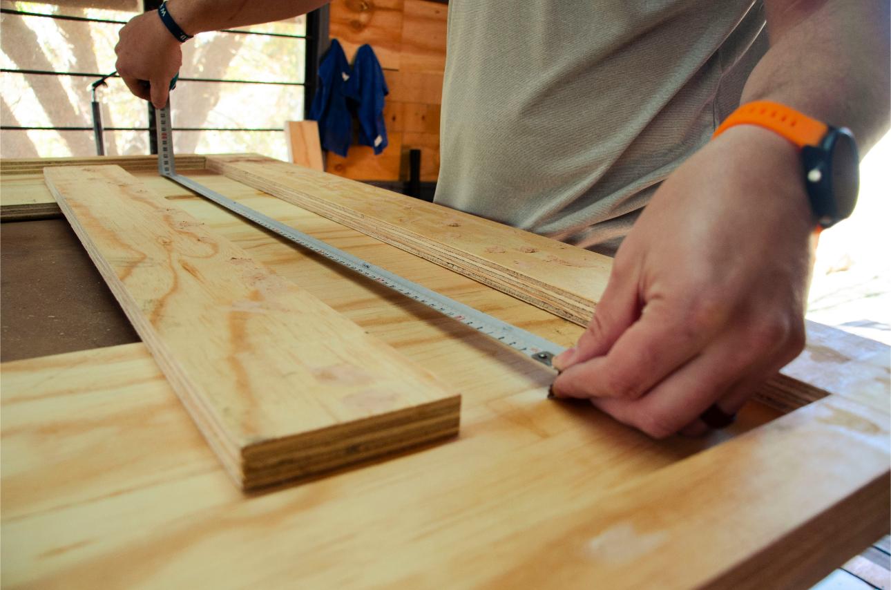 Hombre midiendo tablas