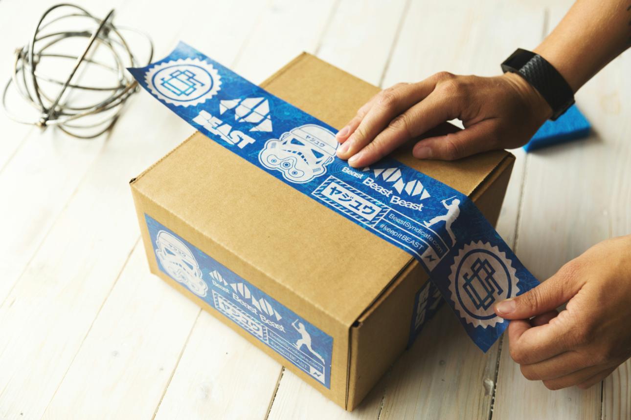 Persona usando adhesivo de Star Wars en una caja